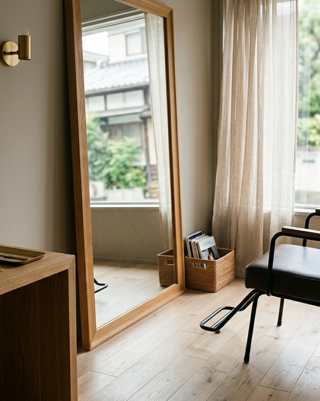 atelier nuance の店内。姿見とリネンのカーテン越しに柔らかい光が差し込むセット面